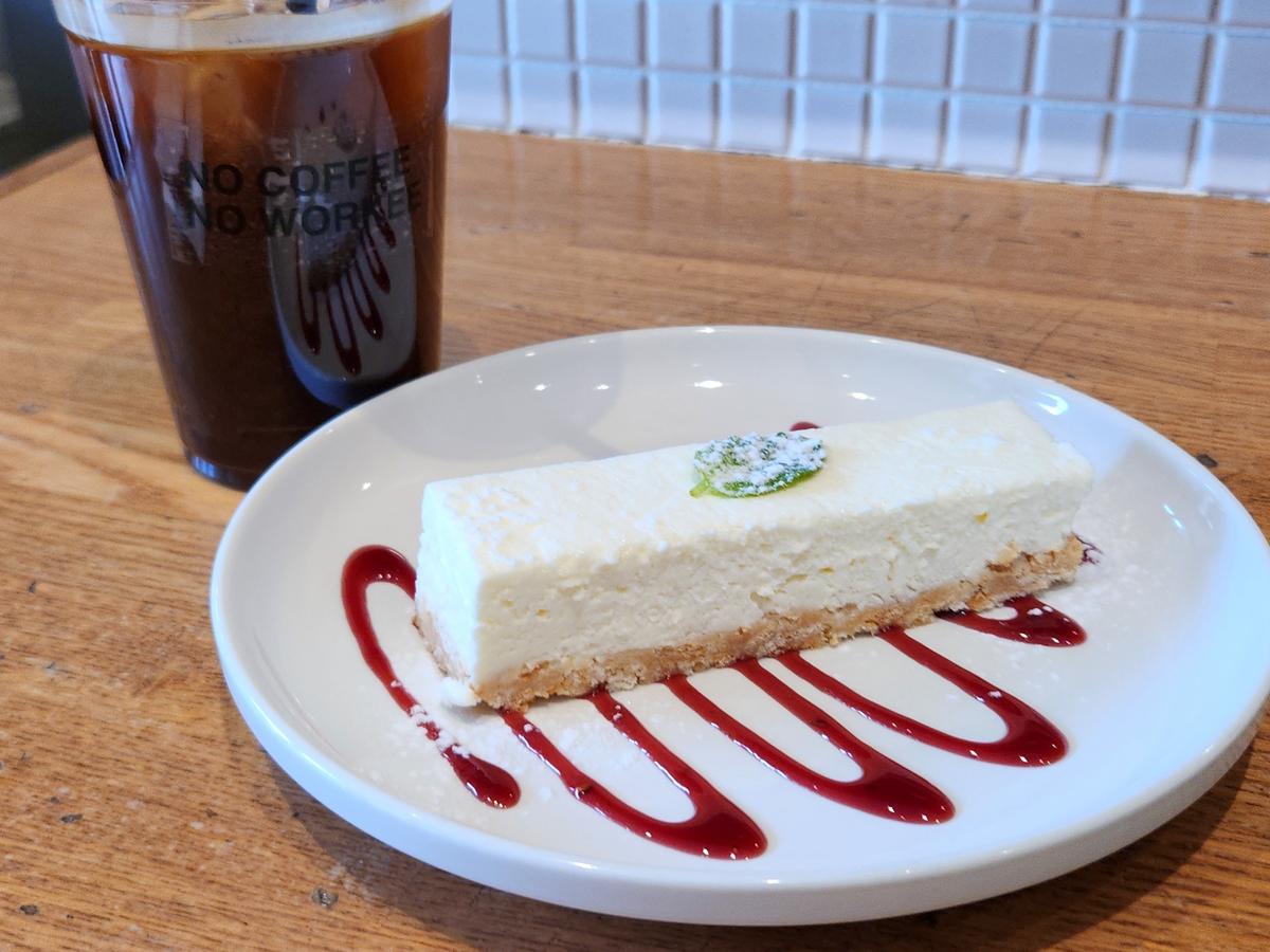 レアチーズケーキ。アイスアメリカーノは苦味が強すぎずスッキリ飲みやすいです!