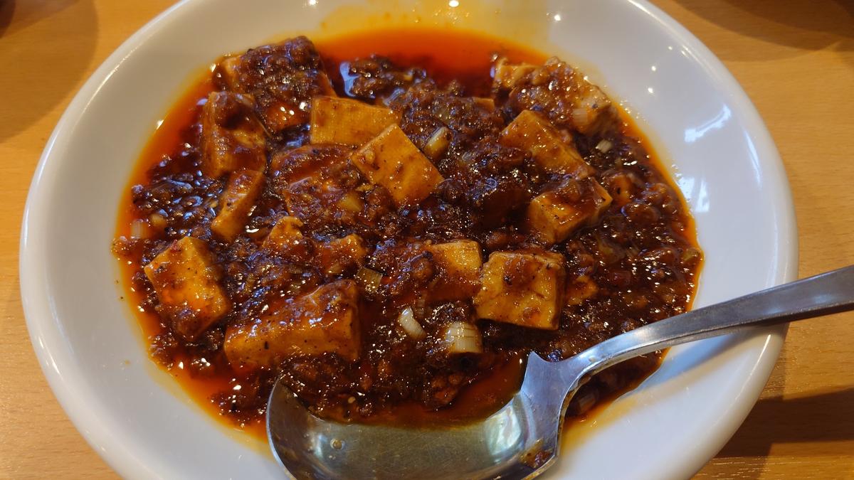 スパイスが効いててやみつき。黒麻婆豆腐