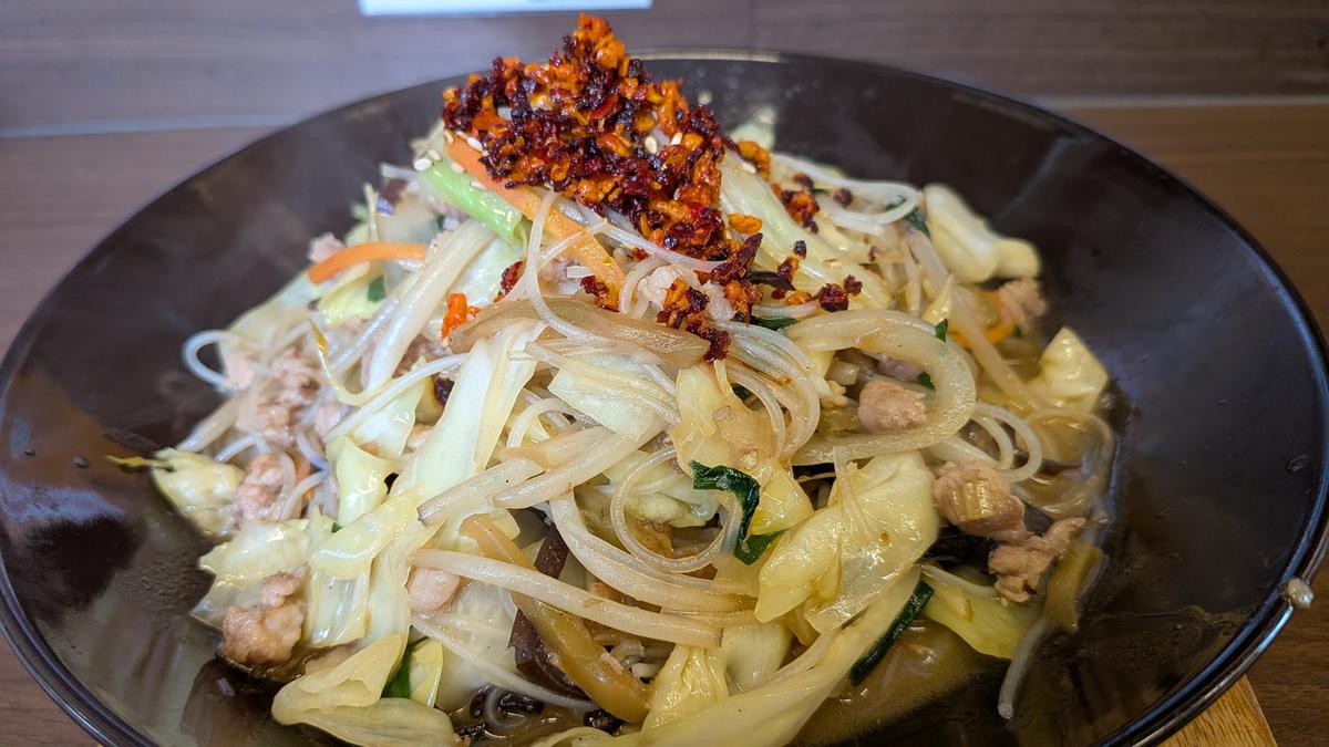 日替わり(焼きビーフン、ちょい辛醤油)単品900円、ライス唐揚げ漬物付き1100円
