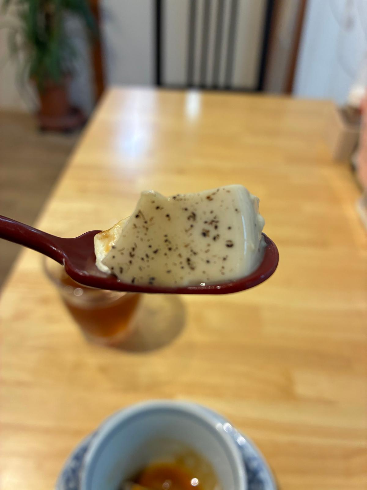 器の底に、ほうじ茶葉がかくれんぼ。