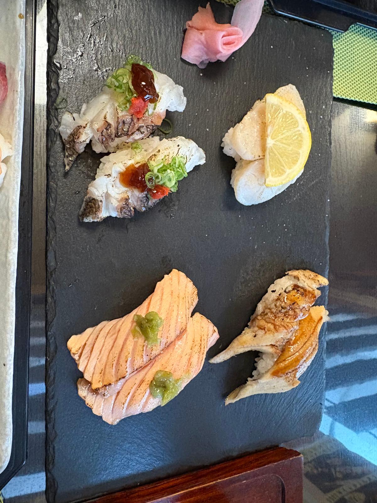 あぶり鯛、あぶり帆立、あぶりサーモン、穴子をセレクト これで1100円は凄まじい値段設定