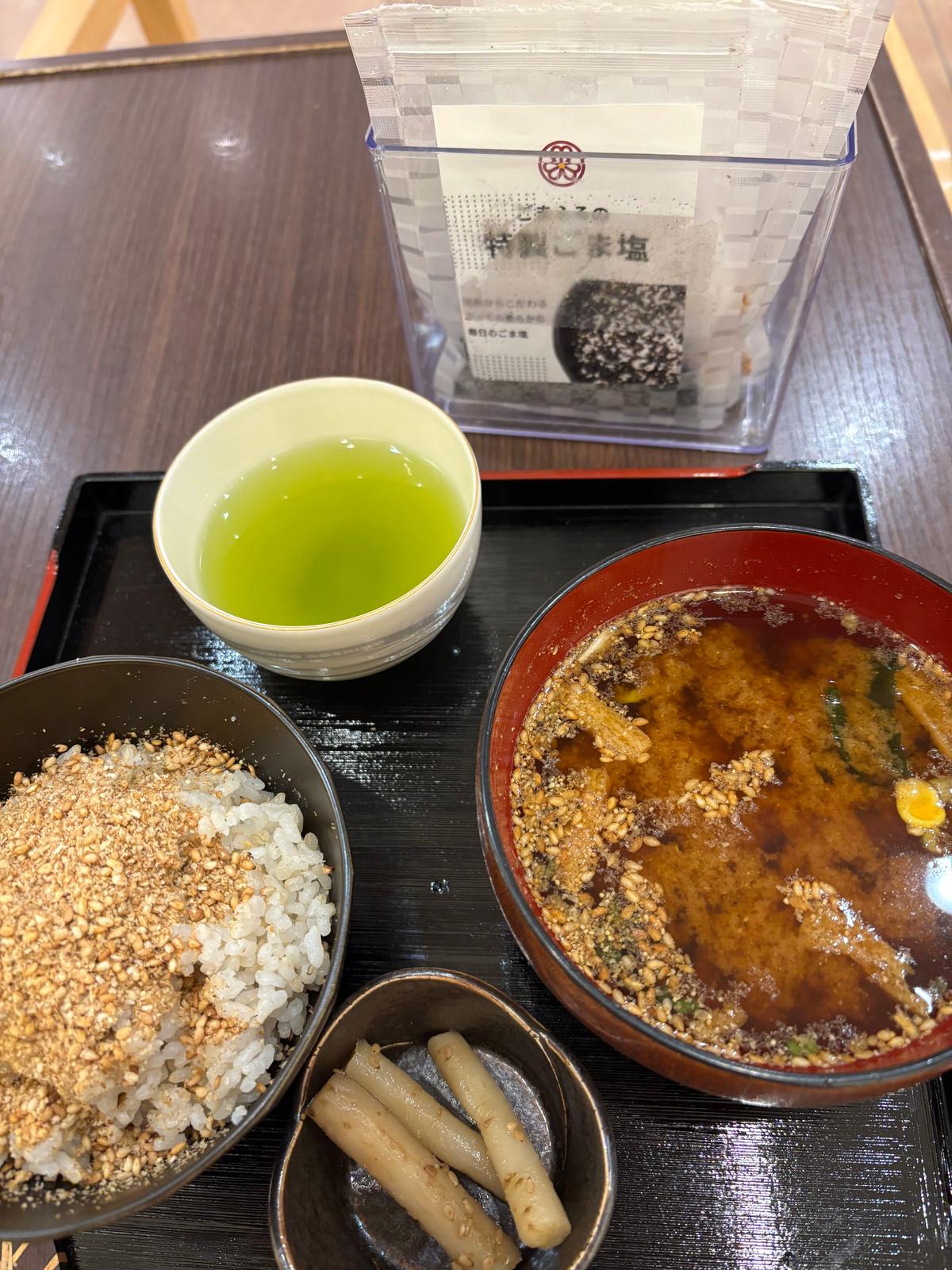 数種類のふりかけも付いてきます✩.*˚
