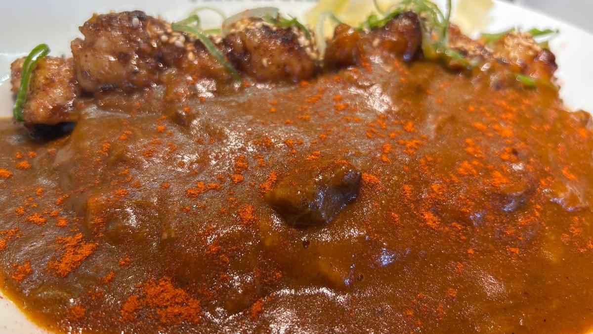 スパイスをかけて辛さを好みに調整
