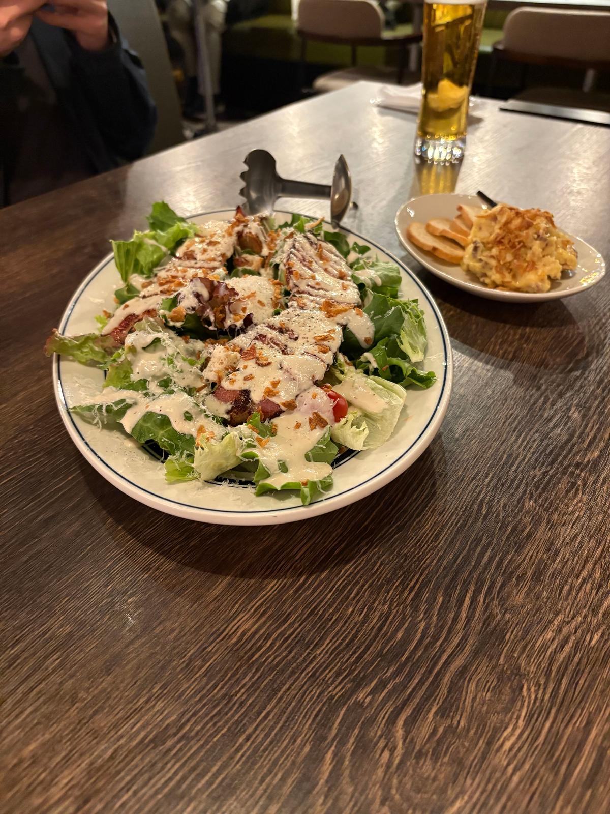 シーザーサラダ 大きなベーコンがのっていて食べ応えあり