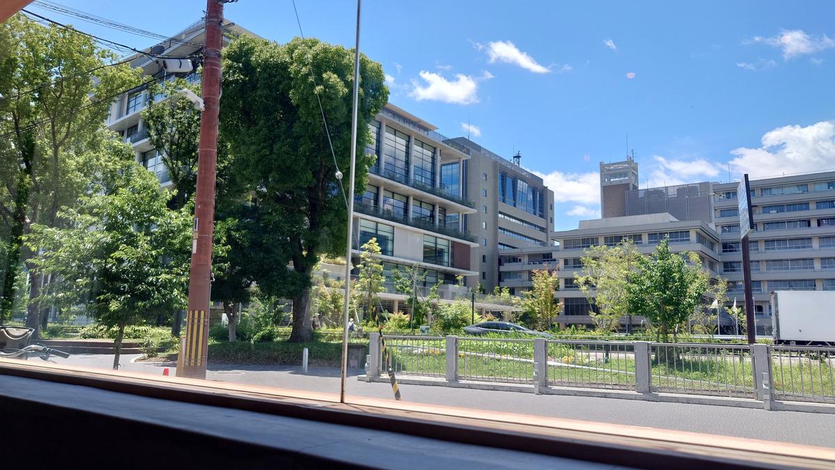 大きな窓からは爽やかにオニくるが!