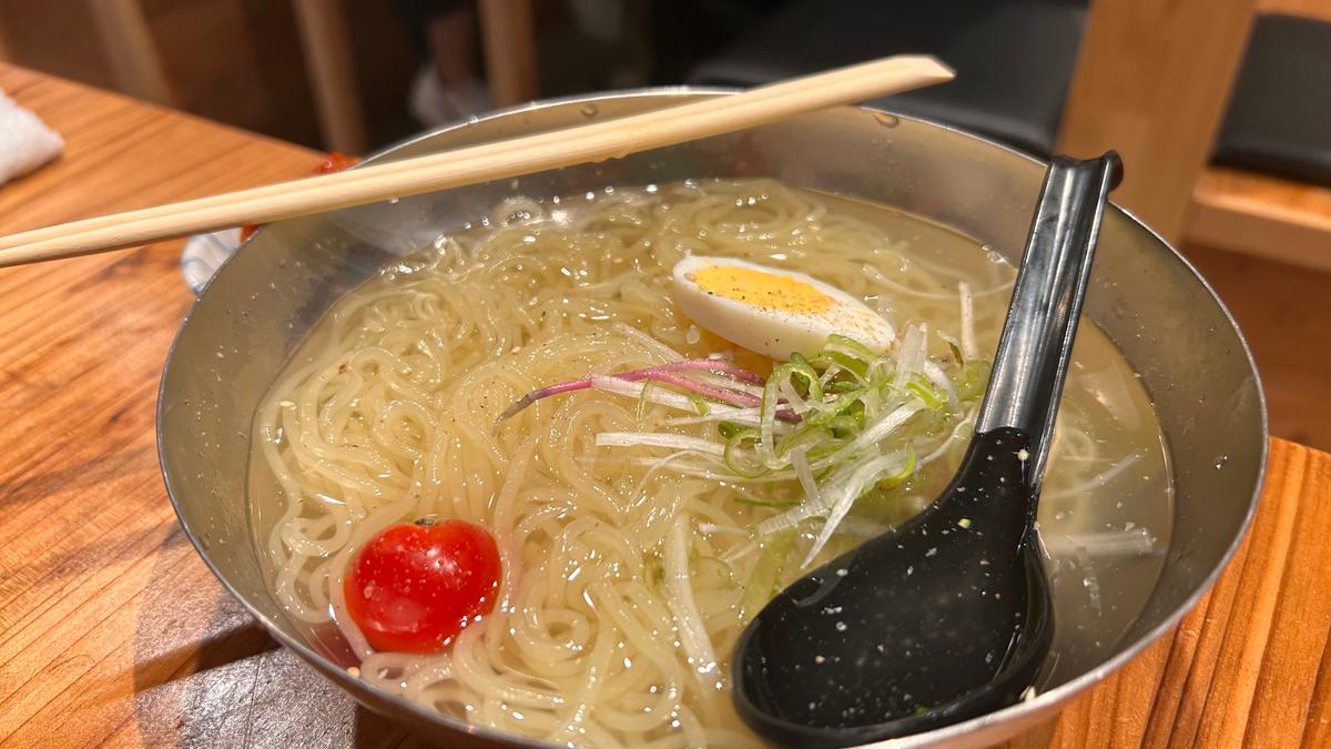 締めはキラキラ輝く冷麵をチョイス!