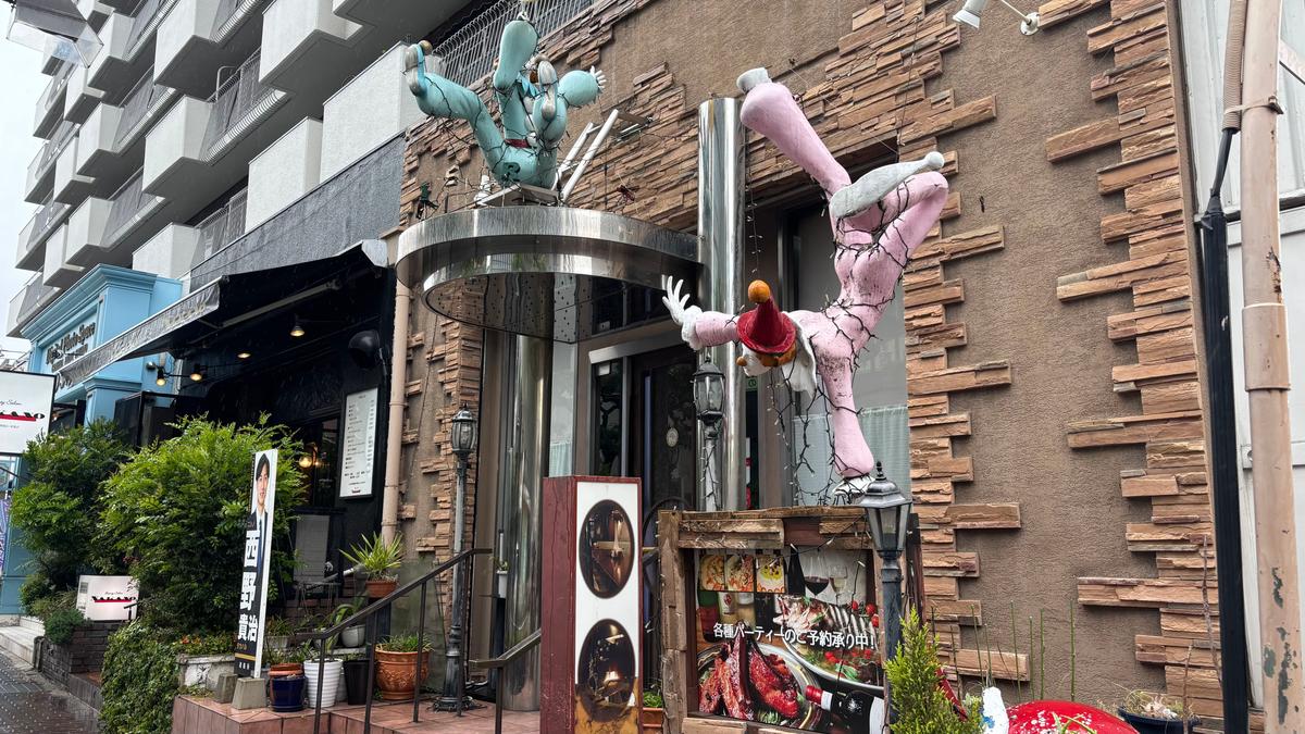 ピエロのオブジェが目印!駅から歩いて5分かからないくらいです!
