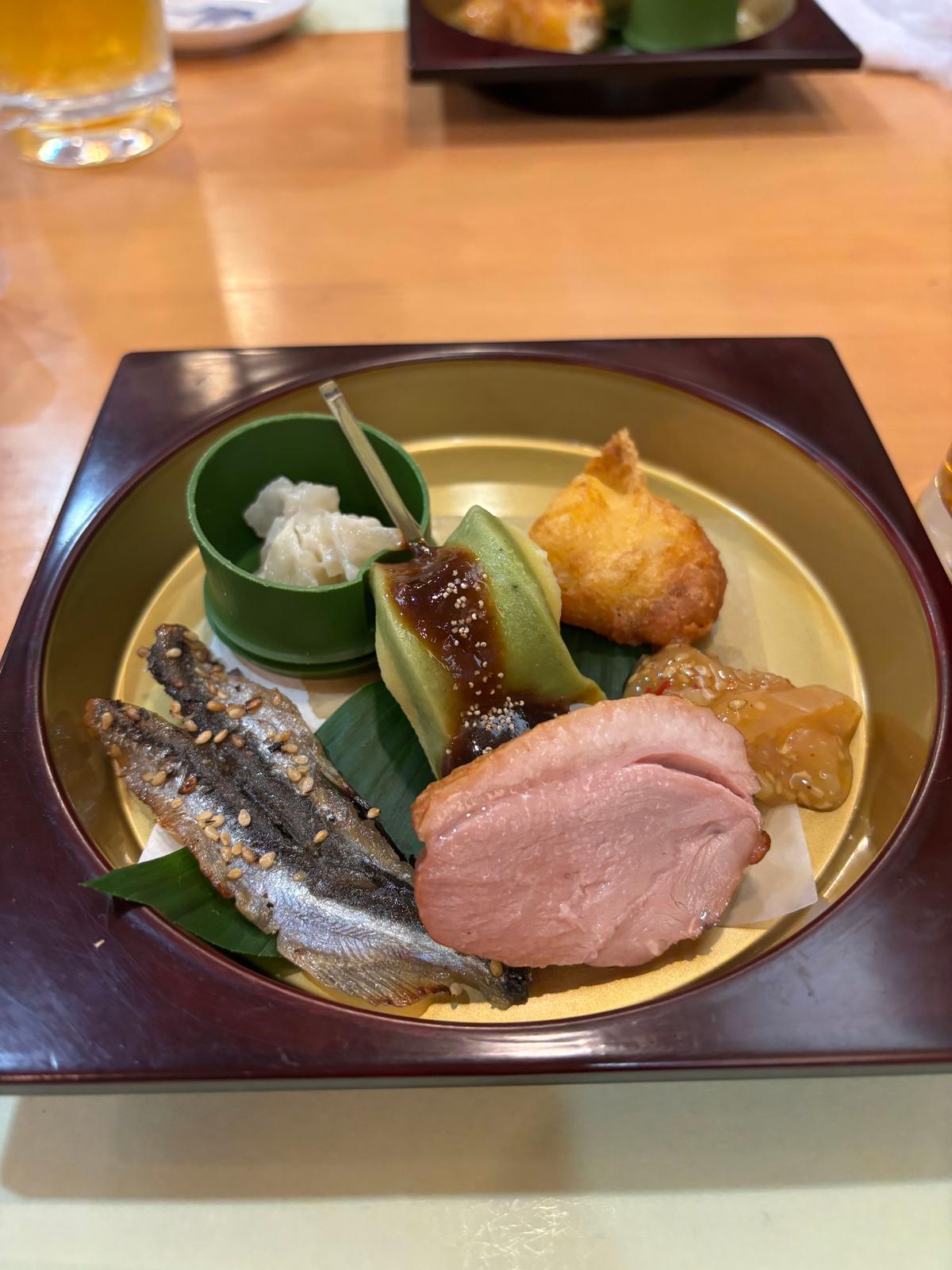 つきだし。食欲をそそる味付けが良し