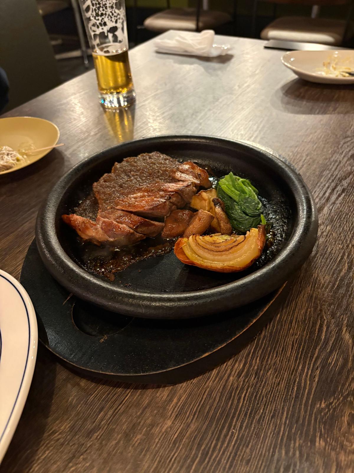 トンテキ お肉が柔らかくて美味しい!付け合わせの玉ねぎが甘くて美味しかった!