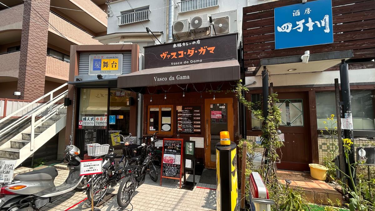 静かな路地に面した店構え
