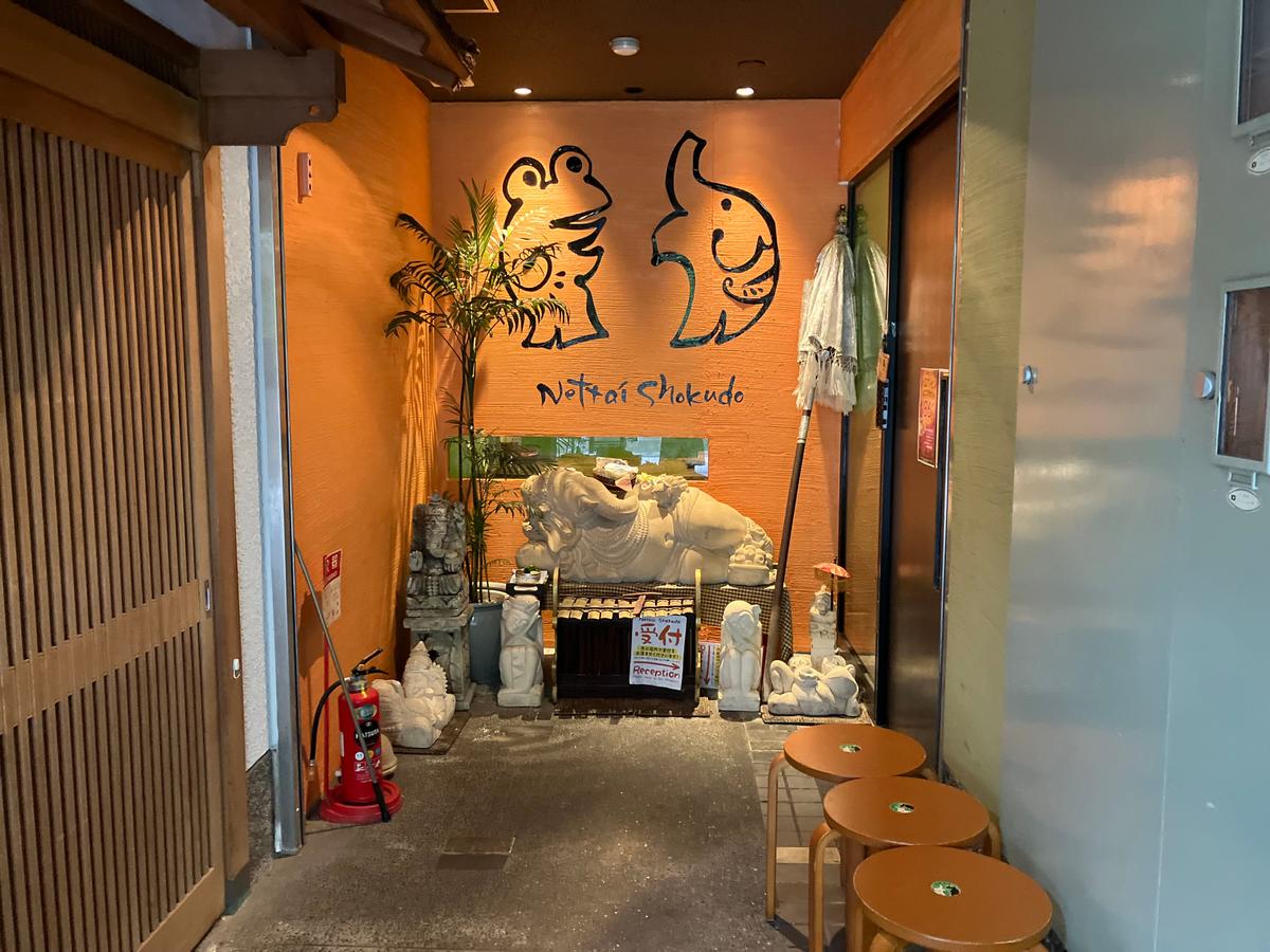 寝転ぶ象のお出迎え