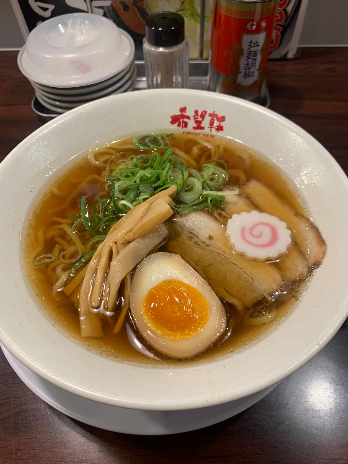 具沢山。味玉も半分ついてます。