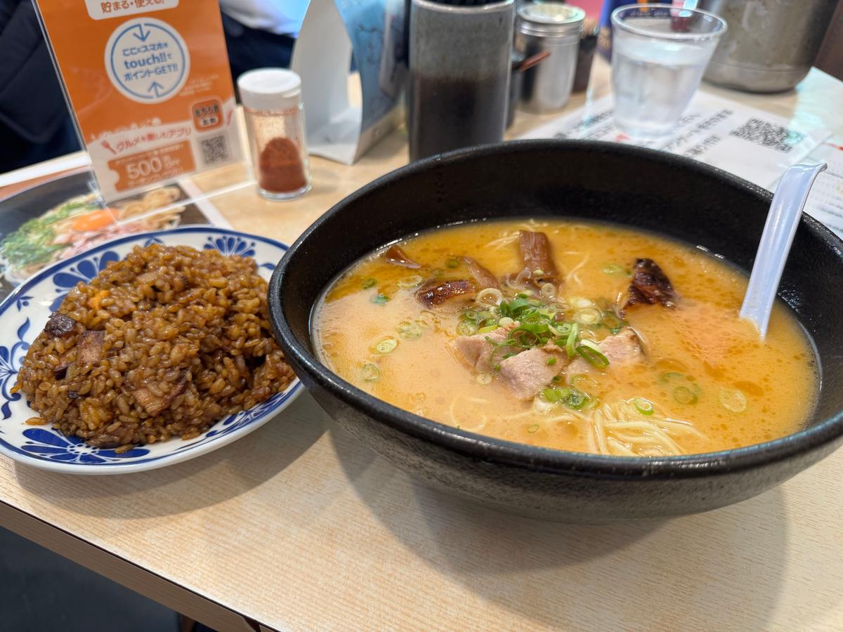 まかないラーメン黒半チャンセット