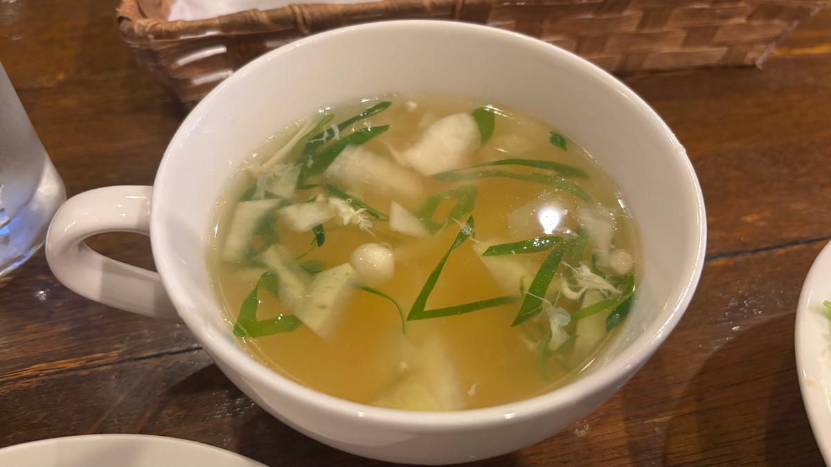 優しい味付けの鶏ガラスープで卵や白菜えのきなど具沢山でした🥣