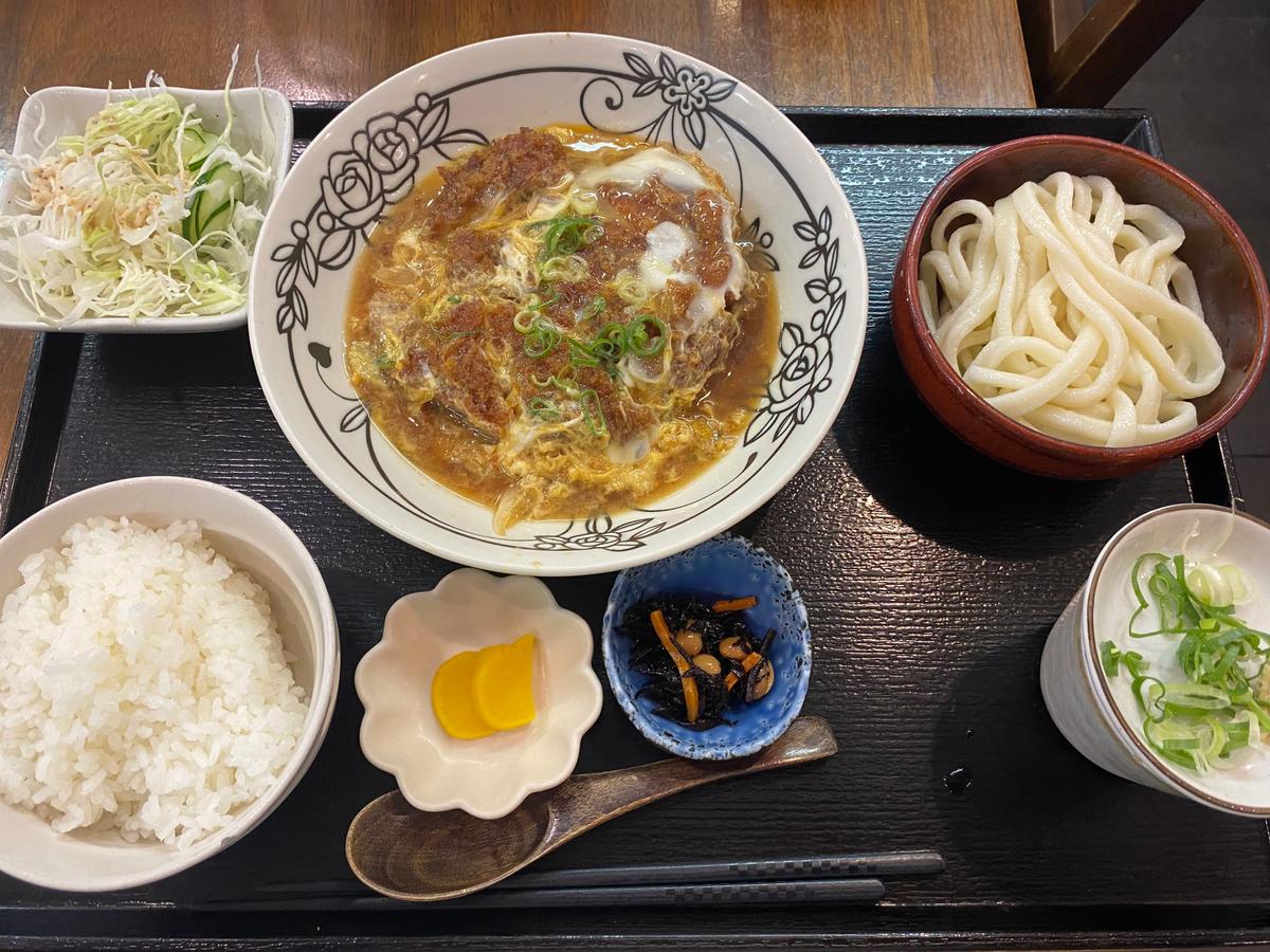 カツとじ定食。なかなかのボリュームで食べ応えバツグンです。