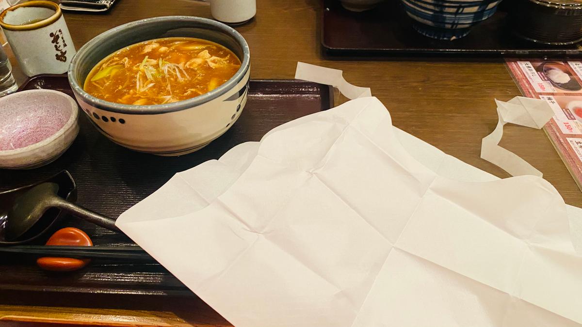 カレー蕎麦にはエプロン必須