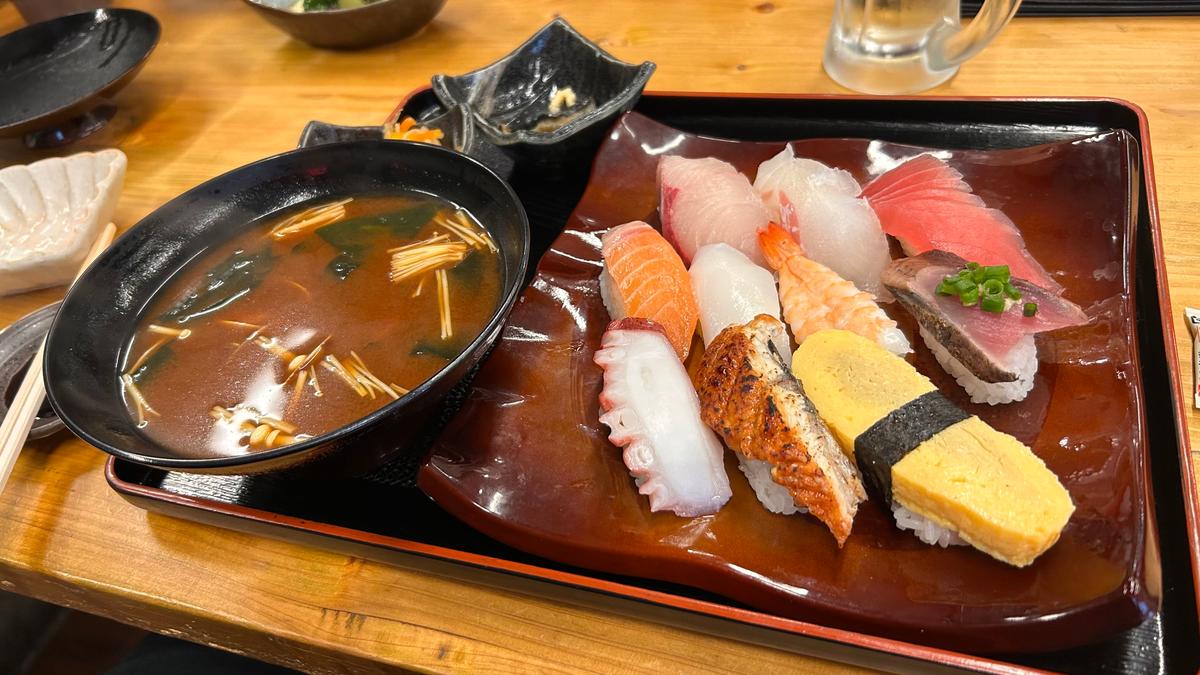 2つの小鉢が付いたお得な10貫盛り🍣赤だしもでかい!