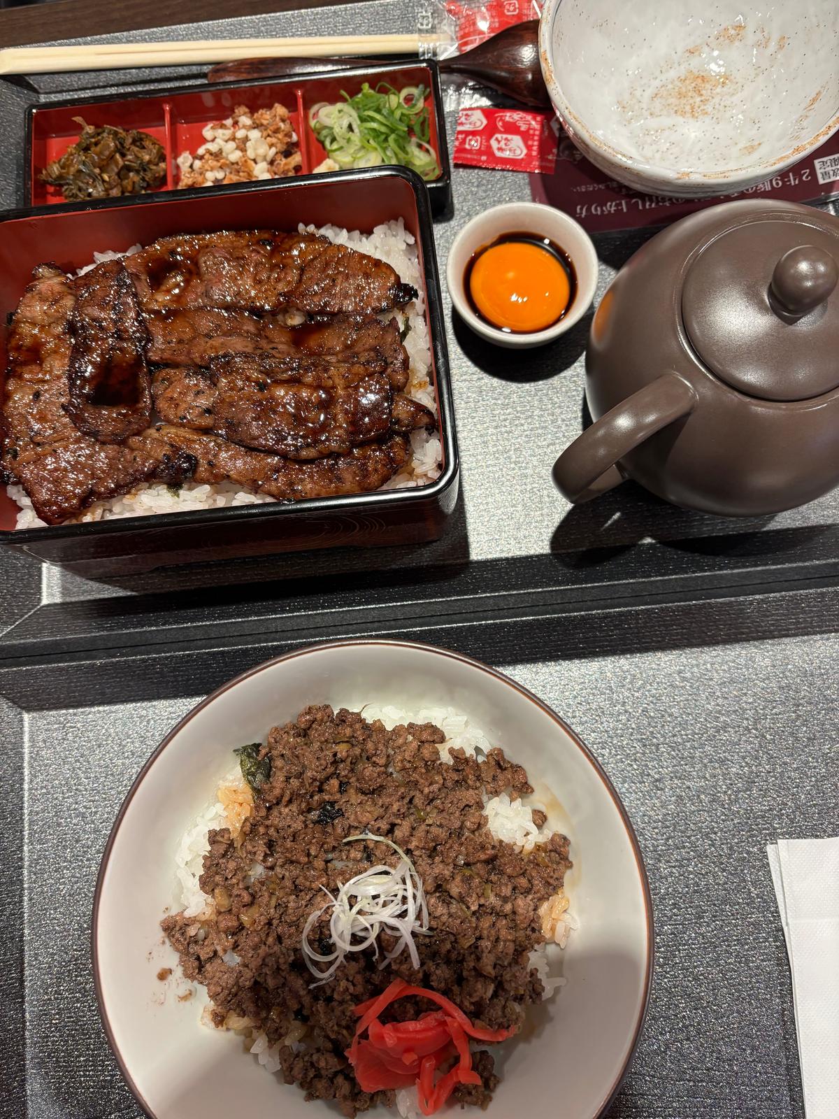 牛焼肉重まぶしと豚そぼろ丼