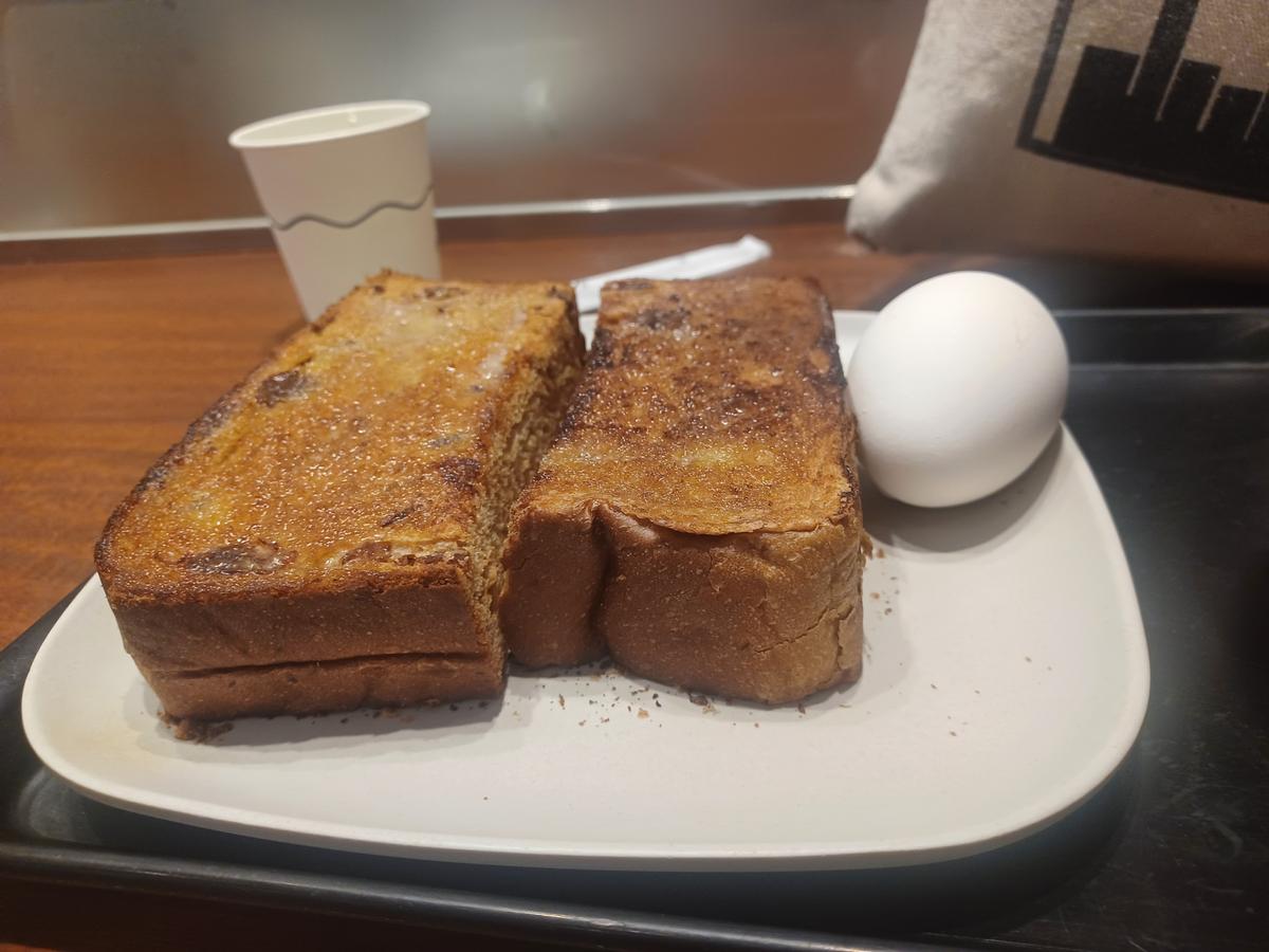 レーズントーストとゆでたまごといっしょに