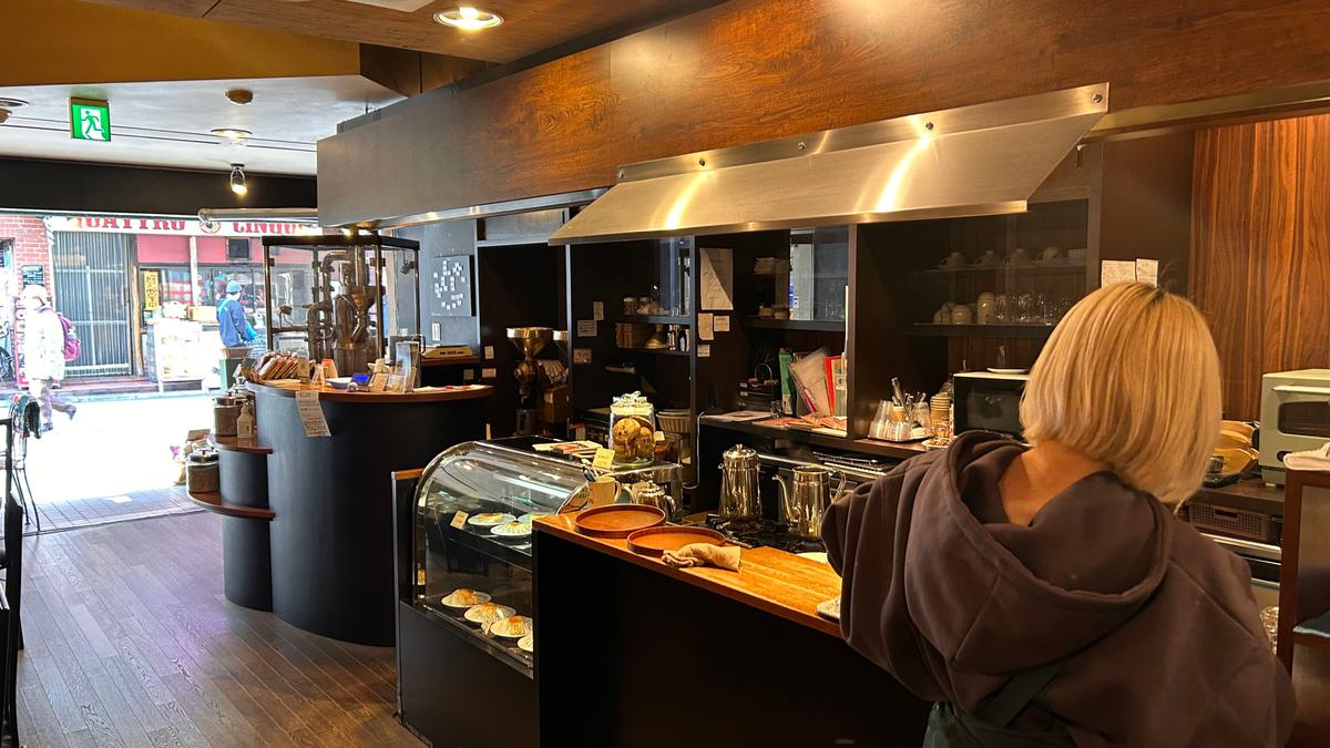 コーヒーを注ぐ店員さんも観察できる特等席