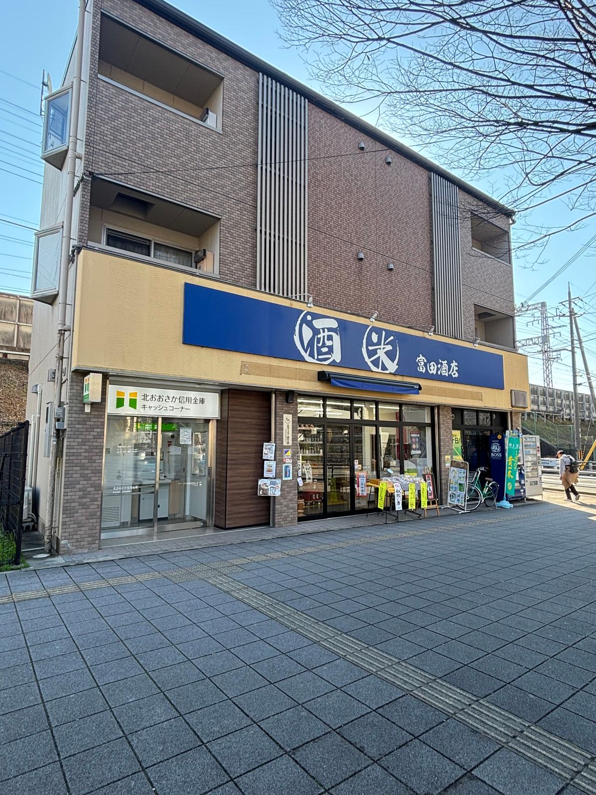 阪急上牧駅真横です