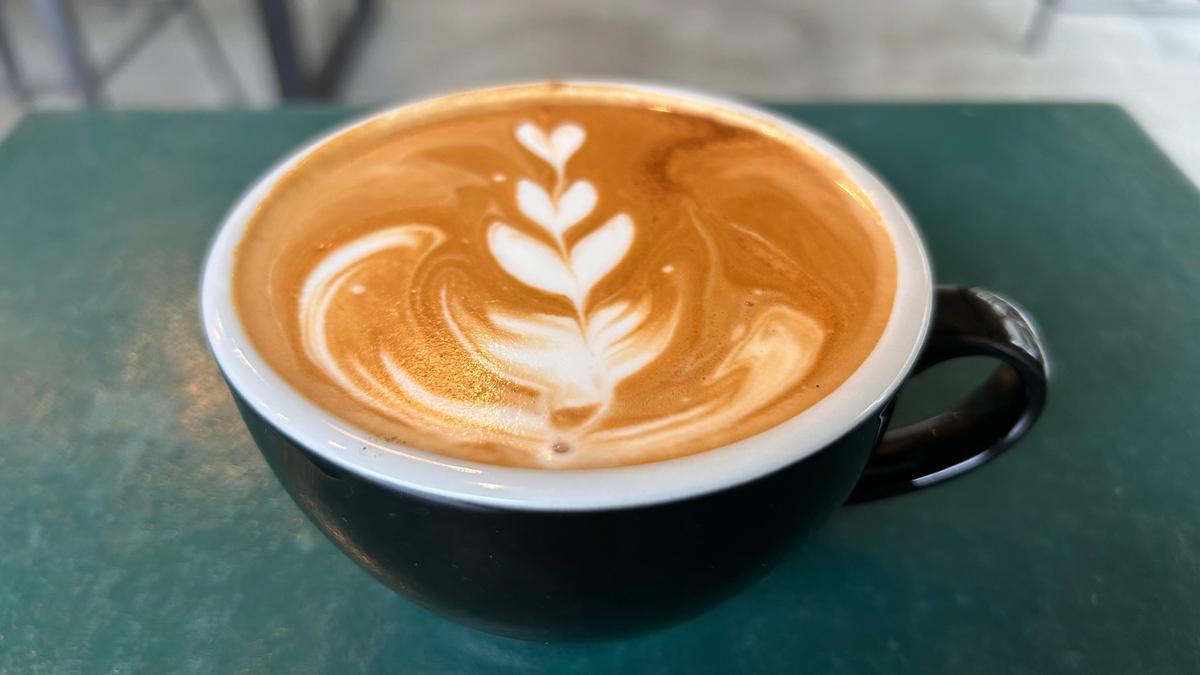 ほどよい温度のホットカフェラテ